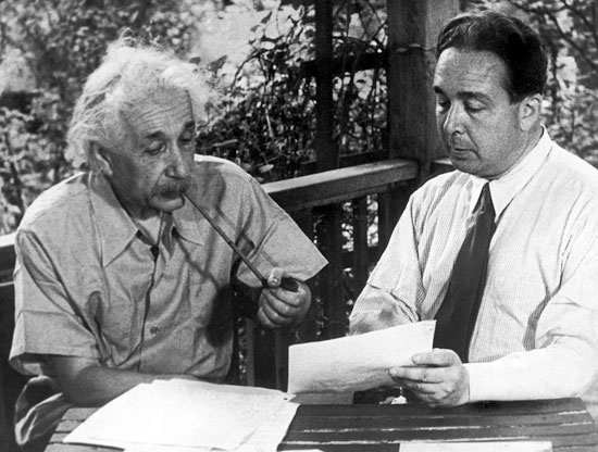 1939. Albert Einstein con Leo Szilard encriben una carta al presidente Roosevelt 