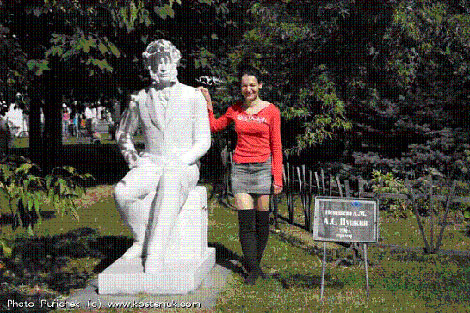 Alexandra Kosteniuk al lado de uno de los muchos monumentos que existen en honor del gran poeta Alexander Pushkin