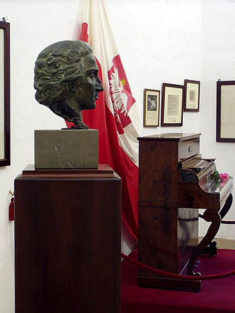 Busto de Chopin en la Cartuja de Valldemosa, junto al piano Pleyel que utiliz&oacute; 