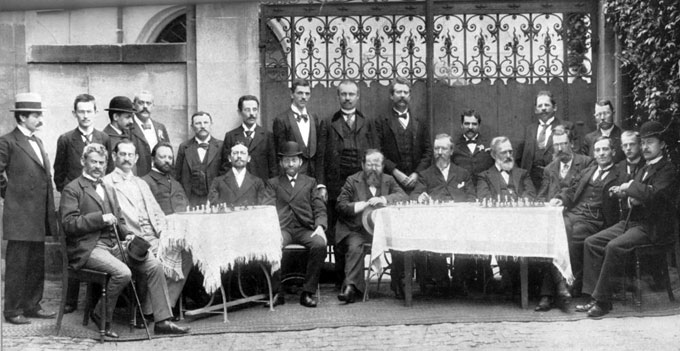 De pie: Lasker, Charousek, Schlechter, dos organizadores, Janowski , Maroczy , Marco , Showalter , tres organizadores