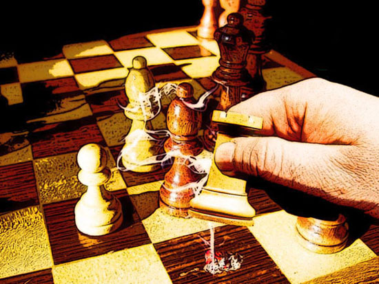 La torre apaga la brasa del cigarro sobre el tablero de ajedrez. Antón Busto