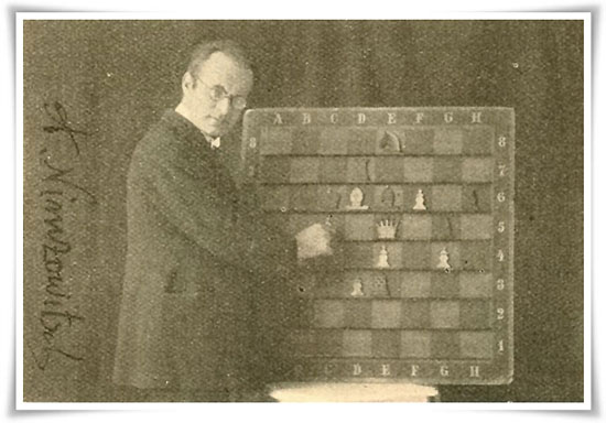 Aarón Nimzowitch con tablero y piezas de ajedrez mural