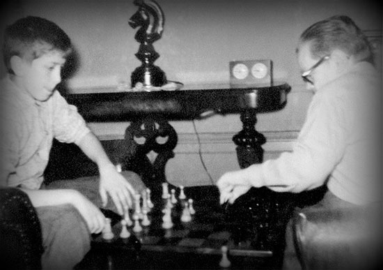 Joven Bobby Fischer y Jack Collins jugando ajedrez en su casa c 1956-1958