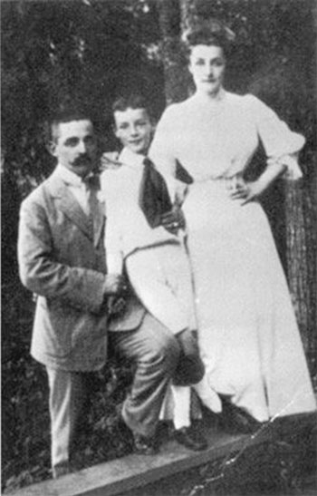 Nabokov con sus padres