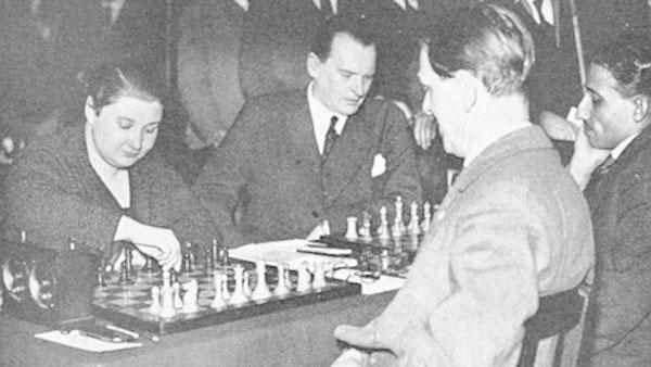 Vera Menchik juega con Geza Maroczy en Londres en 1932