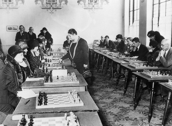 Vera en 1931, en Londres en a una exhibición contra veinte ajedrecistas