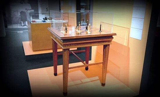 En esta mesa se jugó el Campeonato del Mundo Emanuel Lasker contra Carl Schlechter en 1910