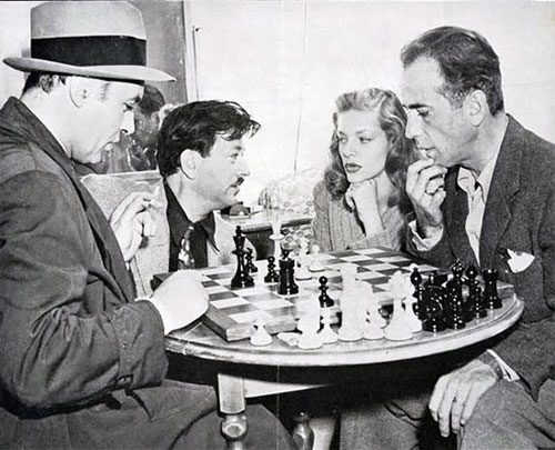 Charles Boyer jugando contra Bogart en 1945 (en el centro Herman Steiner y Lauren Bacall)
