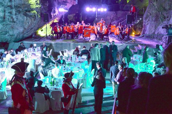 Cena de gala en la cueva de San Miguel
