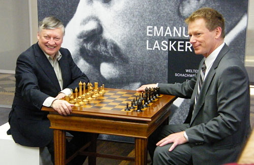 Anatoli Karpov con Richard Lutz (Trans-Europa-Schach-Express) con la hist&oacute;rica mesa y piezas de la Copa Mundial Emanuel Lasker y Carl Schlechter de Berl&iacute;n 1910