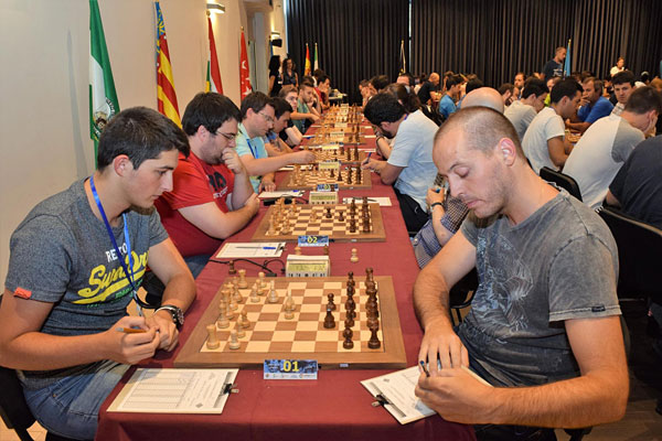 >Julio Suárez vs Francisco Vallejo, detrás con piezas blancas Ángel Espinosa y Francisco Jiménez