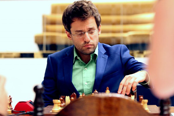 Levon Aronian y Ding Liren en la primera partida de la final