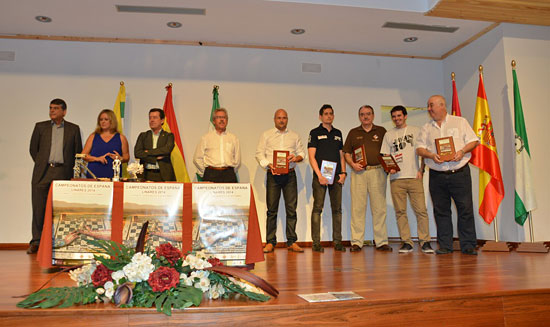 Los delegados de Barberá (8º), Equigoma (7º), Escola d'Escacs (6º), Gros (5º) y Solvay (4º) con las autoridades