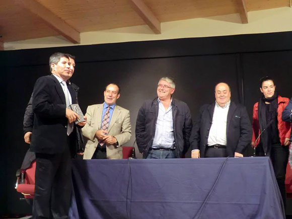 Julio Granda recoge el trofreo en presencia de los alcaldes de Fisterra, Camariñas, y Muxía, el representante Diputación, y Rosalía