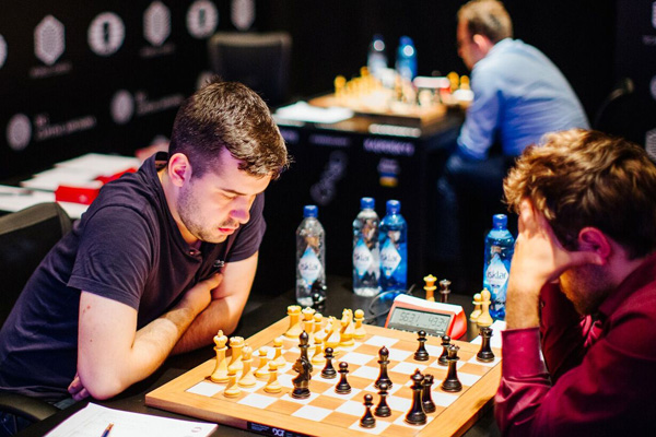 Levon Aronian jugó al ataque con las piezas negras contra Ian Nepomniachtchi