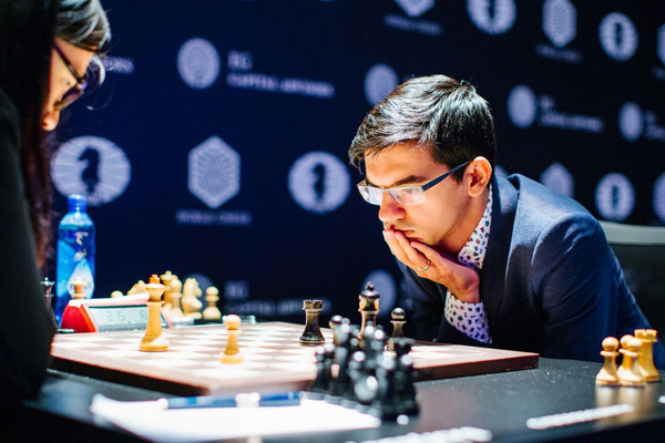 Anish Giri con Hou Yifan