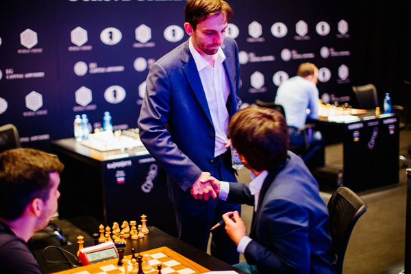 Grischuk felicita a Rajabov 