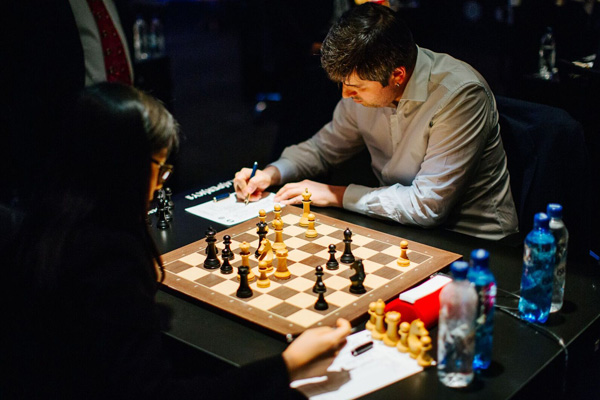Peter Svidler con  Hou Yifan