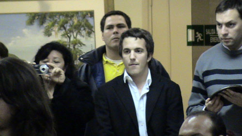 En el centro GM Axel Bachmann a su izquierda MI Nahuel Diaz