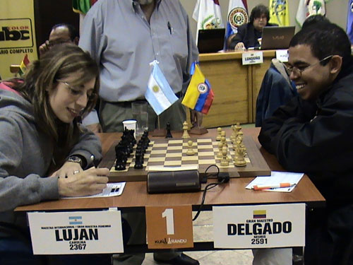 Sonrisas iniciales en GM Neuris Delgado vs MI Carolina Luján