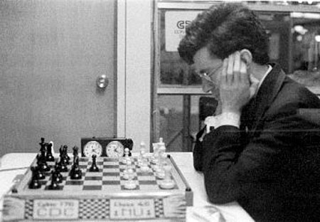 David Levy jugando contra una computadura