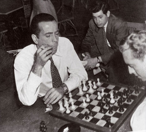Humphrey Bogart jugando al ajedrez entre rodaje y rodaje.