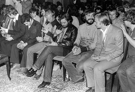 1981 Graz Revisando las medallas