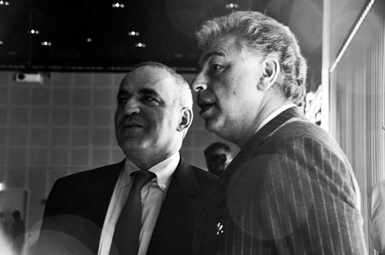 R 1 El visitante Kasparov y Seirawan