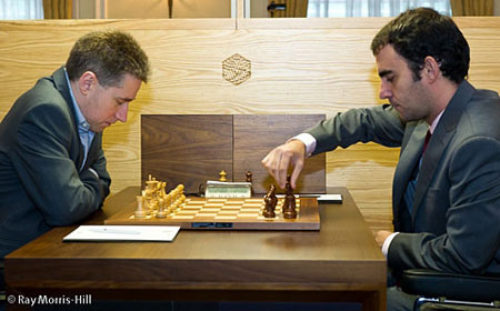Adams y Dom&iacute;nguez 