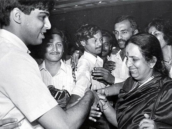 Anand en 1991 recibido por su madre