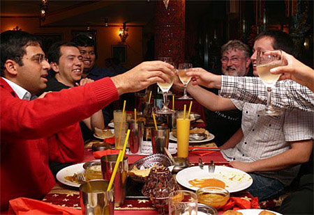 Anand y su equipo celebrando su victoria ante Kramnik en Bonn 2008