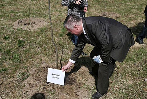 Anatoly Karpov también plantando un árbol para el futuro en Poikovksy en 2010 