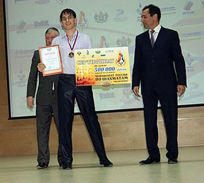 Andreikin, atr&aacute;s Karpov