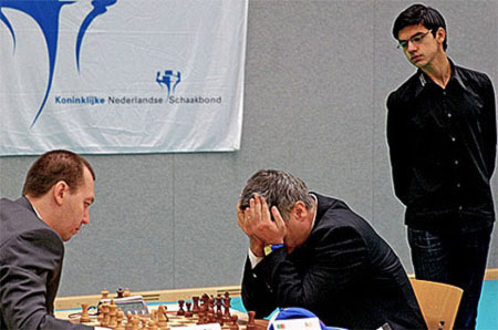 Anish Giri observa la partida Kamsky - Ivanchuk 