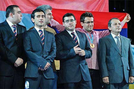 Armenia, tercer oro ol&iacute;mpico T Petrosian a la izquierda y el capit&aacute;n A Petrosian a la derecha 