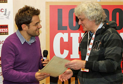 Aronian entrega el diploma de Mejor Libro del A&ntilde;o de la BCF a John Nunn