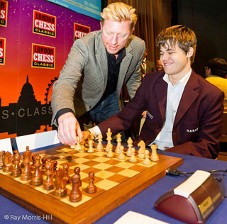 Boris Becker inaugura con 1.e4