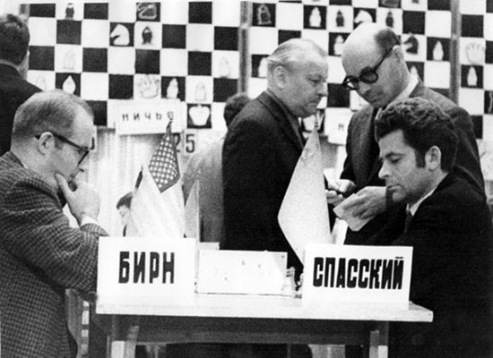 Byrne y Spassky en Moscú 1971 Bronstein mira