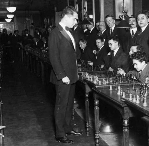 Capablanca dando simultáneas en Manhattan Chesss Club 1922