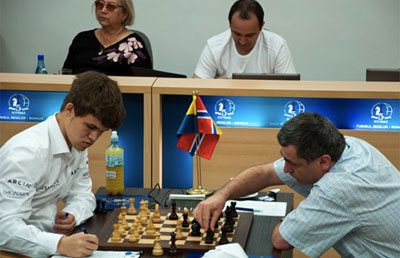 Carlsen e Ivanchuk. Atrás wgm Elisabeta Polihroniade y el webmaster Andrei Petroiae  © Ionut Anisca