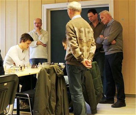 Carlsen jugando la Liga Noruega de 2ª División 2014
