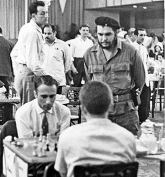 Che Guevara mira la partida de Greiff vs Spassky Memorial Capablanca 1962