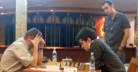 Domínguez mira la partida Ivanchuk vs. Nepomniachtchi 