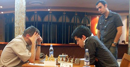 Dom&iacute;nguez mira la partida Ivanchuk vs. Nepomniachtchi 