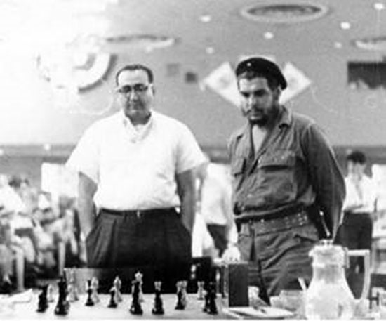 Eleazar Jimenez vs Fischer Memorial Capablanca 1965, el Che mira