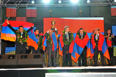 El Presidente de Armenia Serzh Sargsyan celebra con el equipo por las calles de Erev&aacute;n 