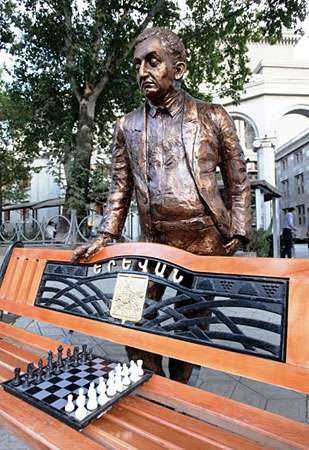 Estatua de Petrosian en Armenia de 2012