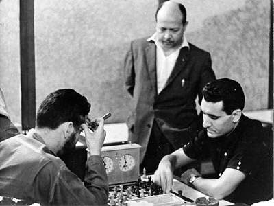 Fidel Castro y Larry Evans durante el Memorial Capablanca 1964