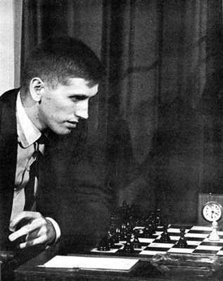 Fischer jugando 2...d6 en el Memorial Capablanca desde el Marshall Chess Club de Nueva York  Chess Review 1965