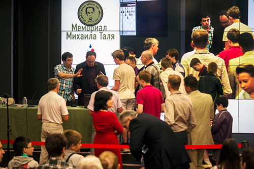 Gelfand vencedor firmando autógrafos tras la conferencia de prensa 